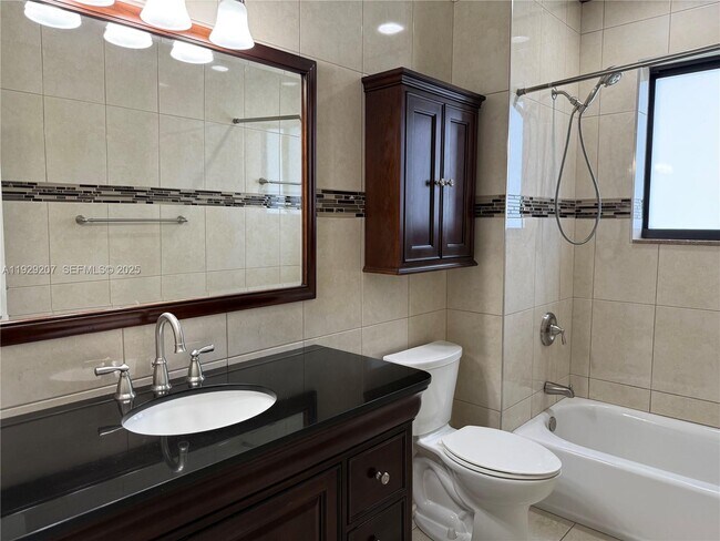 Building Photo - 811 NE 10th St