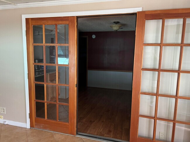 Building Photo - 2315 Coconut Palm Dr