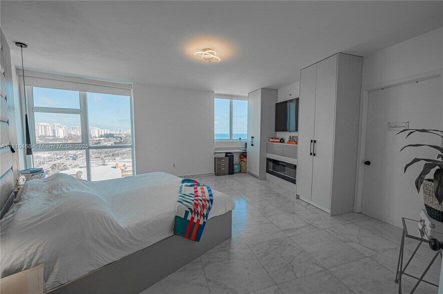 Building Photo - 18201 Collins Ave