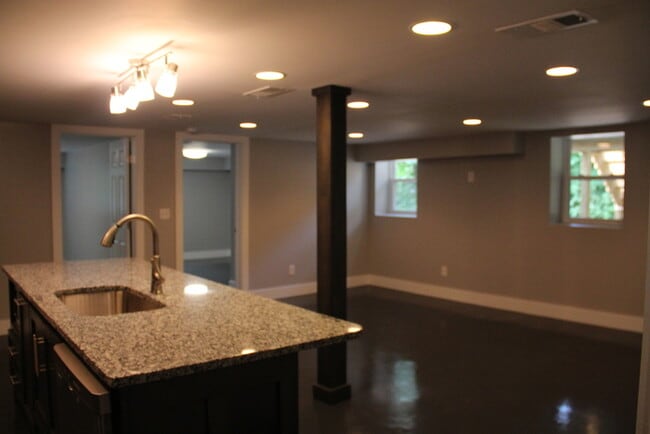 Building Photo - 2 Bed / 1 Bath Near Crieve Hall - McMurray...