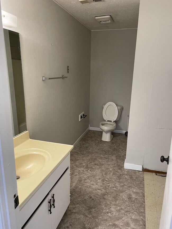 Building Photo - 587 Whitlock Rd