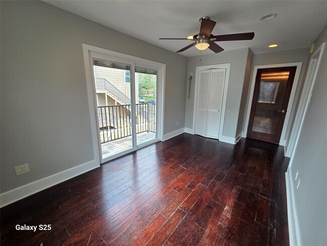 Building Photo - 102 E 5th St