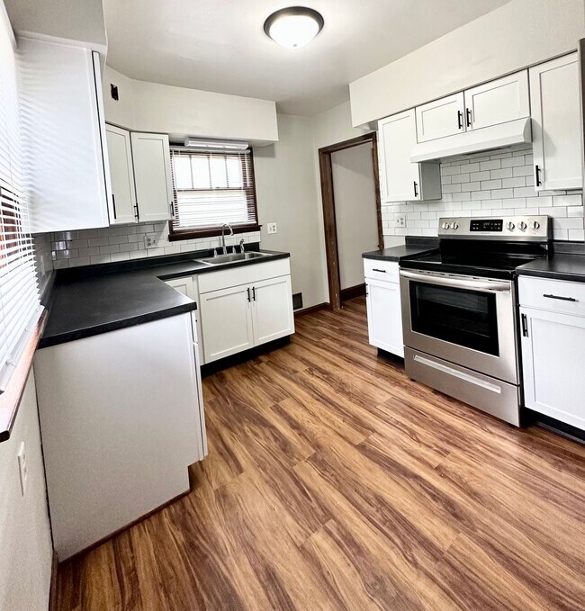 Building Photo - Charming Southside 2 Bedroom is Move-In Re...