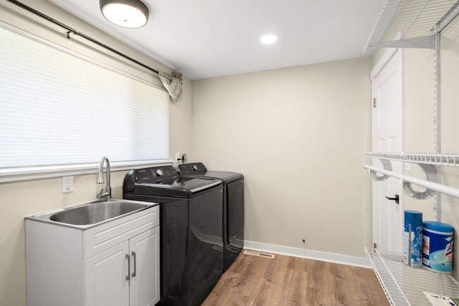 Building Photo - Beautifully updated 3 bed 3 bath Steilacoo...