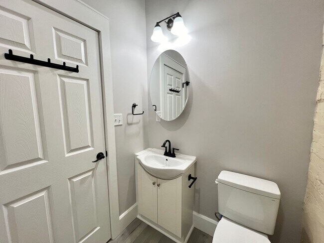Building Photo - 2 Bedroom/1 Bathroom Unit in Delavan!