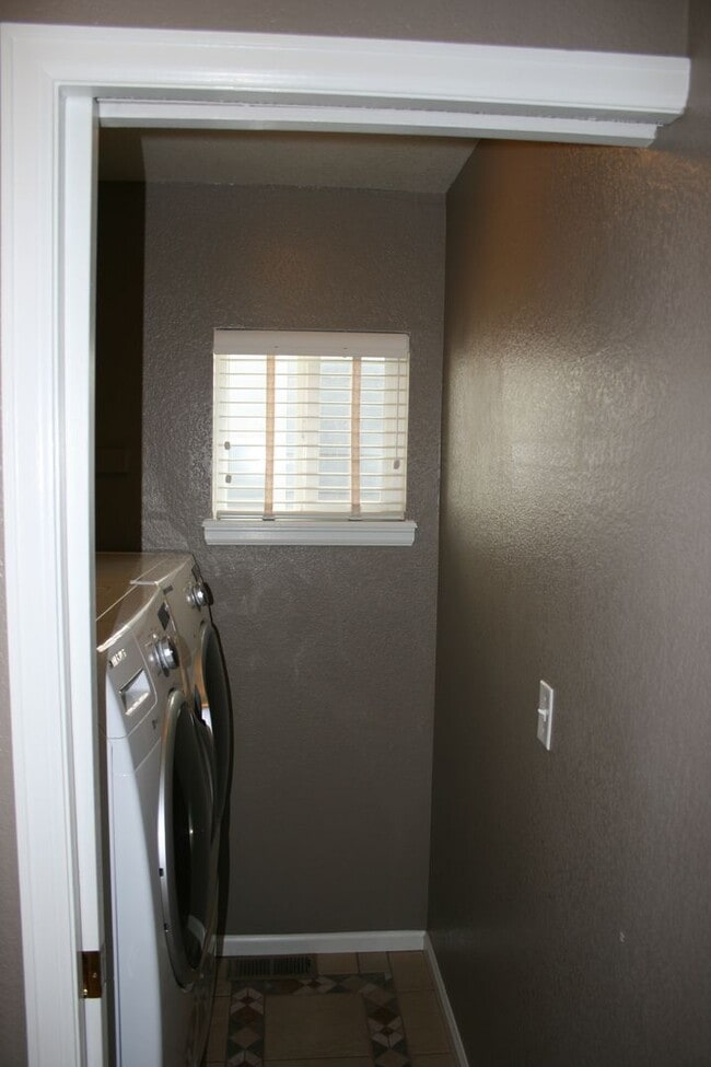 Building Photo - 10748 Appaloosa Ct