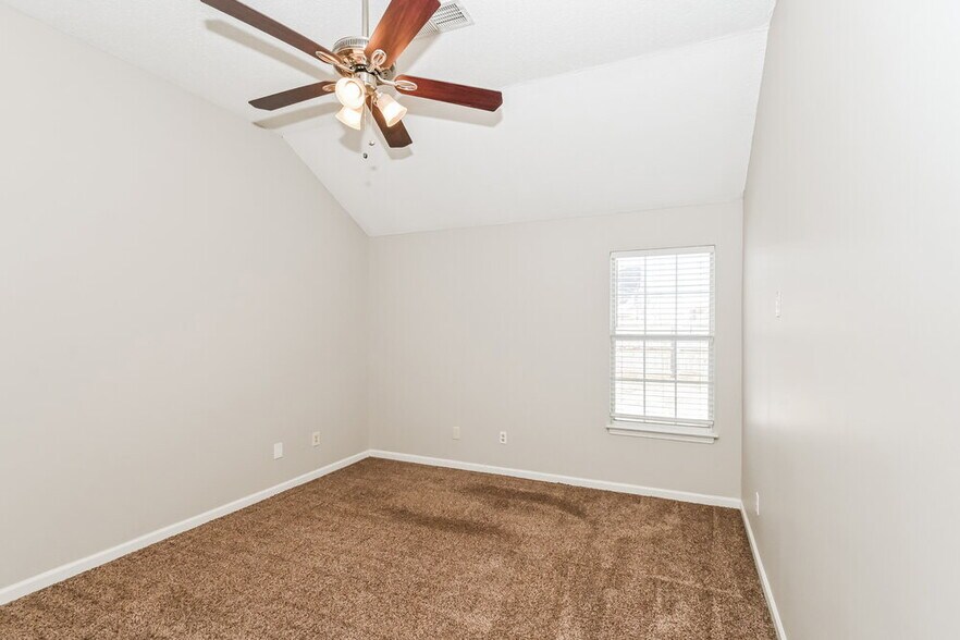 Building Photo - 7550 Roundleaf Dr