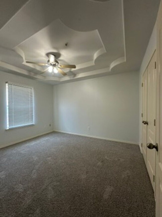 Building Photo - 102 S 48th Ln