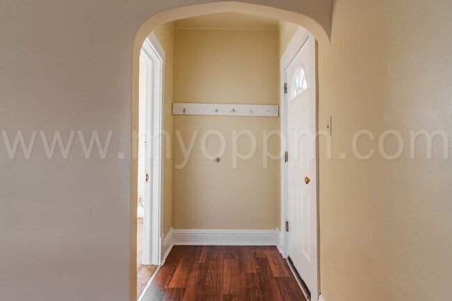 Building Photo - Available Now! | Bright 3 Bedroom / 2 Bathroom Home | 13th & Martha