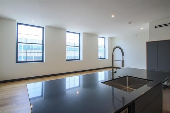 Building Photo - 33 Russell St