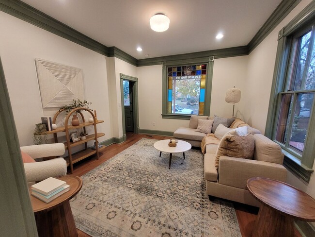 Building Photo - Beautifully renovated home in the highly d...