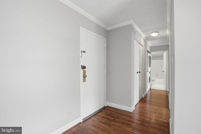 Building Photo - 2300 Pimmit Dr