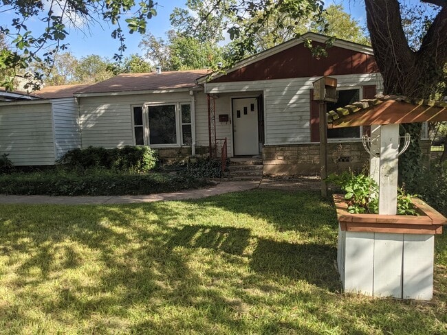 Building Photo - 3 Bed 2 Bath with Enclosed Patio, Fenced Yard, and Garage