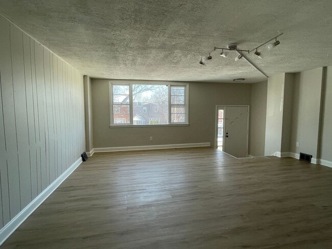 Building Photo - Beautiful 3 Bedroom, 1.5 Bath in Brookhaven