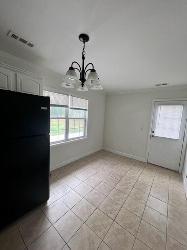 Building Photo - Three Bedroom in Ridgeland