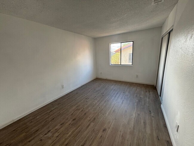 Building Photo - Cozy 2-Bedroom Unit with Fireplace and Utilities Included in Lancaster!