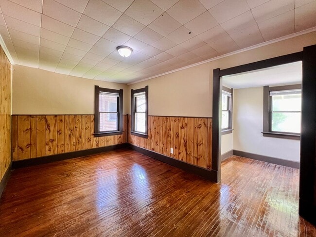Building Photo - 3 Bedroom House