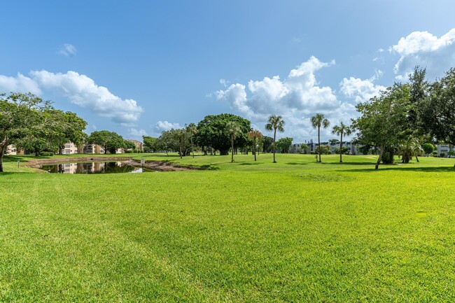 Building Photo - 1010 Country Club Dr