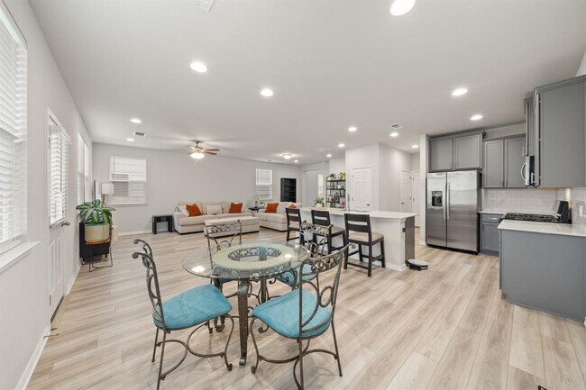 Building Photo - 3200 College Park Dr