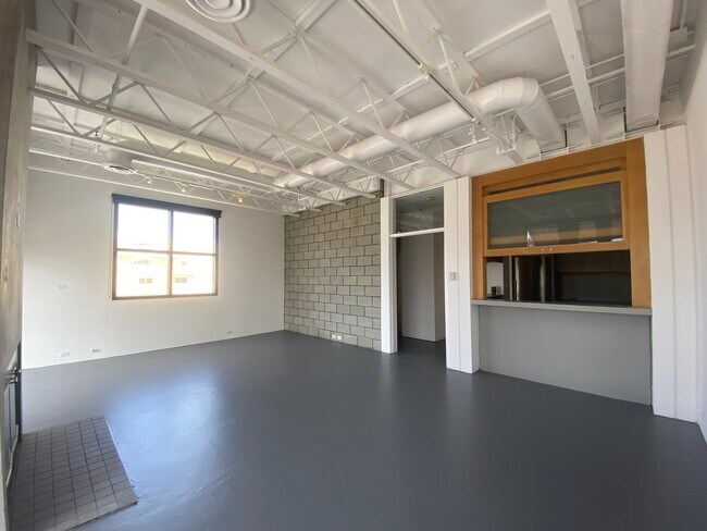 Building Photo - 2110 Main St