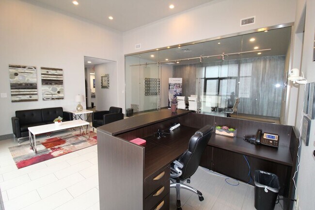 Building Photo - 418 Village Dr