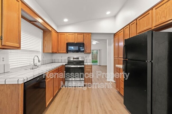 Building Photo - 165 Henry Ct