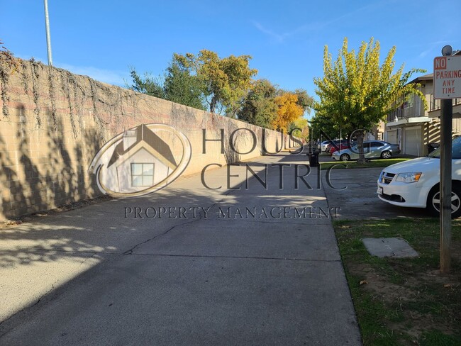 Building Photo - 9013 Montoya St