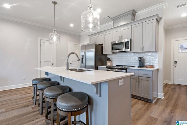 Building Photo - 829 21st Ave E