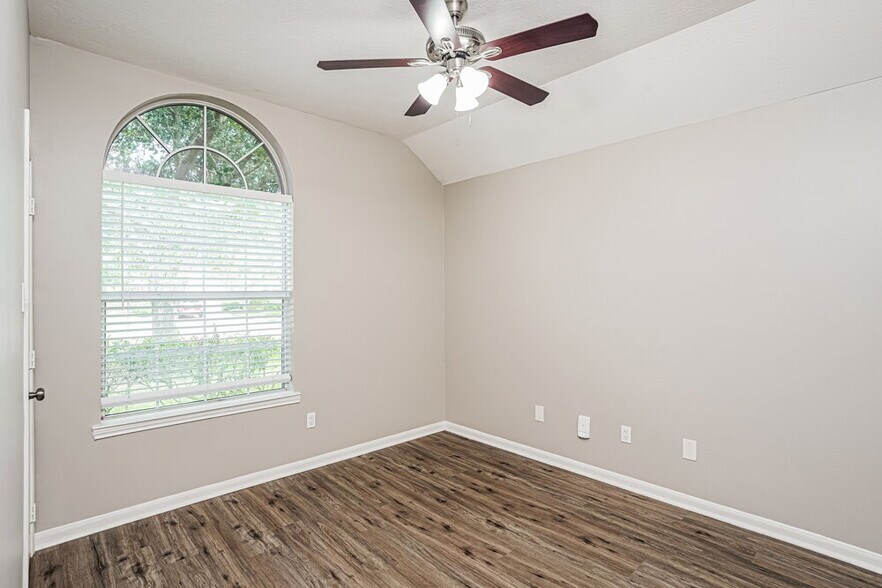 Building Photo - 549 Green Cedar Dr