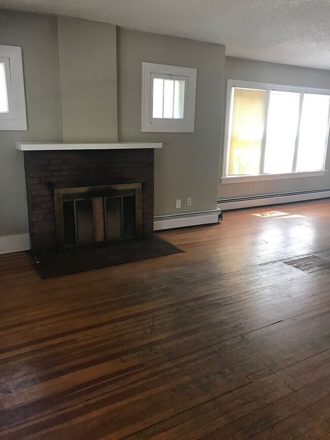 Building Photo - STUDENTS WELCOME! 5 Bed / 2 Bath Home - Walking Distance to CSU