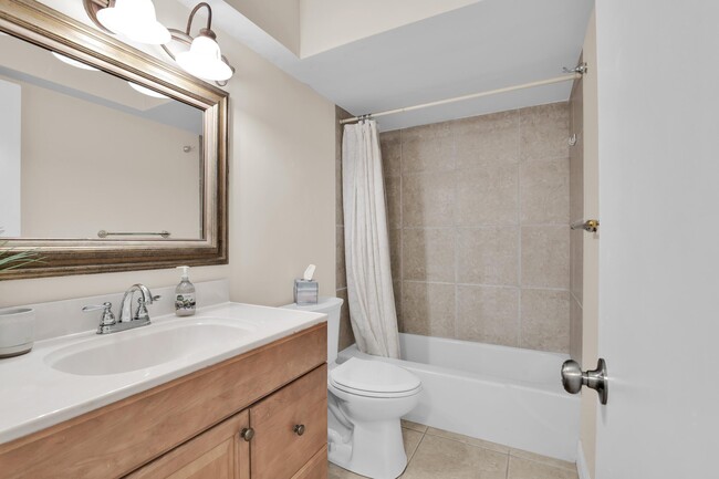 Building Photo - 1069 Hillsboro Mile