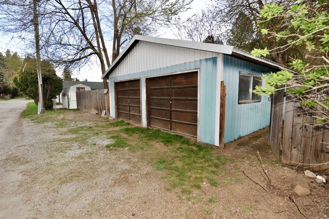 Building Photo - Central CDA rancher 2 bed 1 bath with 2 ca...