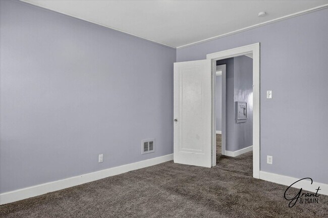 Building Photo - 13932 Roselawn St