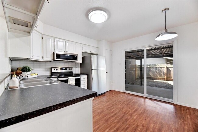 Building Photo - 11904 Broad Oaks Dr