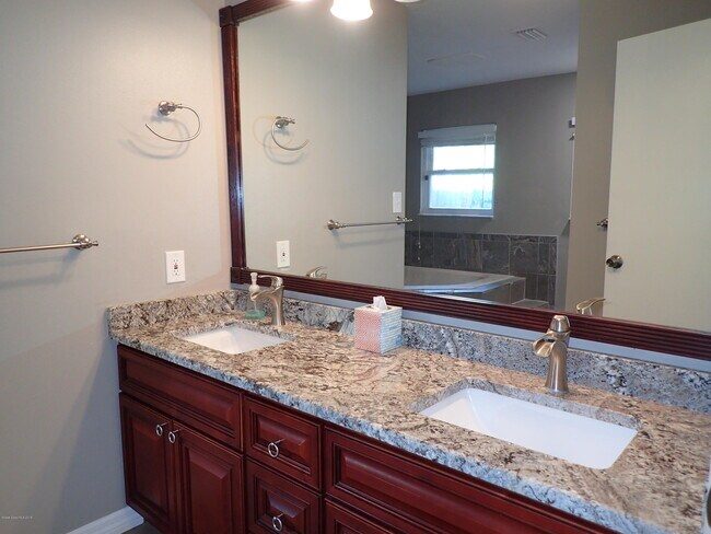 Building Photo - 525 Hidden Creek Dr