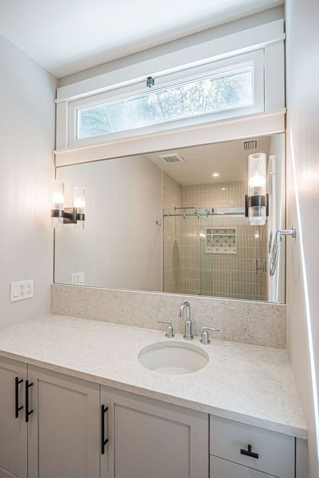 Building Photo - Recenty Updated 1916 California Bungalow f...