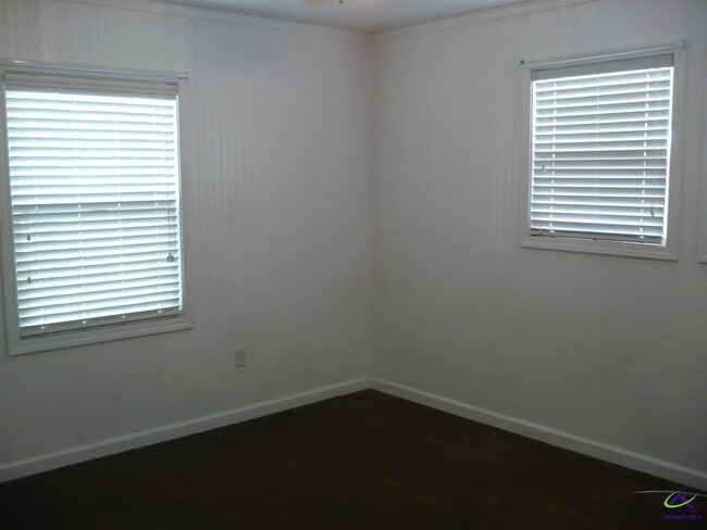 Building Photo - 1325 Laura Ave