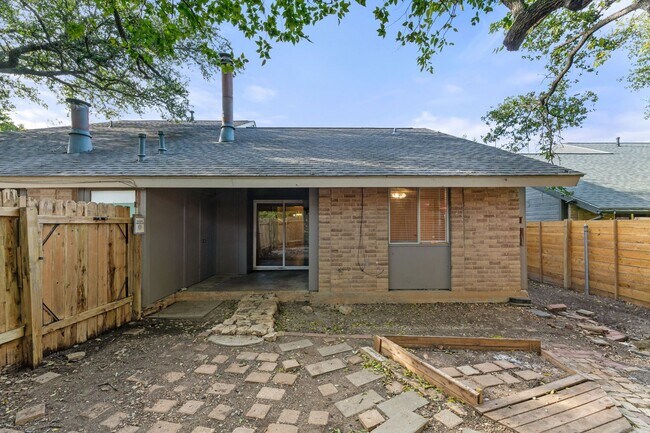 Building Photo - CV-AUS6901 Woodhue