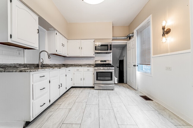 Building Photo - 1453 W 101st St