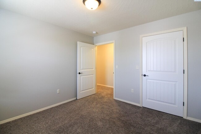 Building Photo - 3 Bed/2.5 Bath Kennewick Townhouse