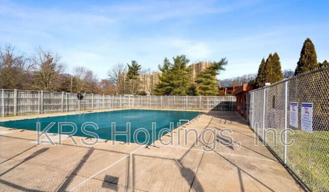 Building Photo - 1521 S George Mason Dr
