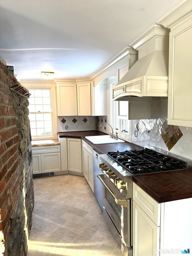 Building Photo - 30 Hopyard Rd