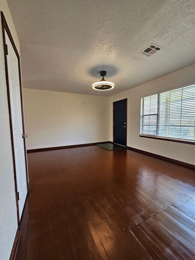 Building Photo - (3) Bed/(1) Bath Close to Campus Avail NOW!!