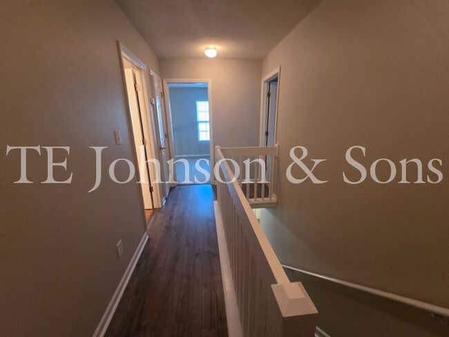 Building Photo - Spacious 3 Bedroom with Main Level Primary Suite