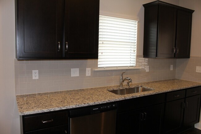 Building Photo - Chestnut Floorplan- leasefairin.com