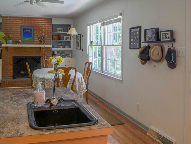 Building Photo - 703 Longview St