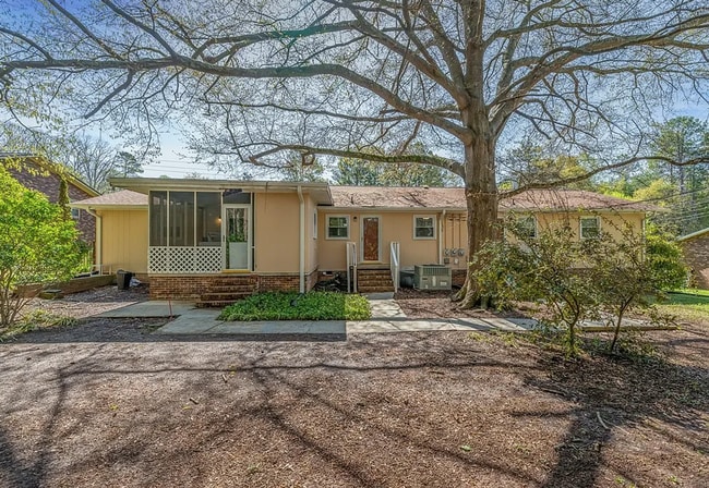 Building Photo - 2 Bedroom Units