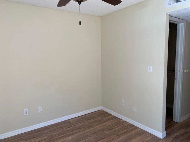 Building Photo - 1940 Lake Atriums Cir