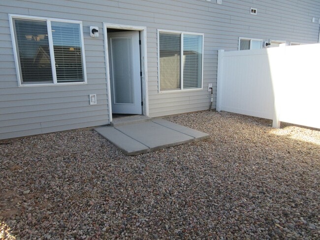 Building Photo - ** Move-in Discount** 3 Bedroom - 2.5 bathroom - in the heart of Cedar City!