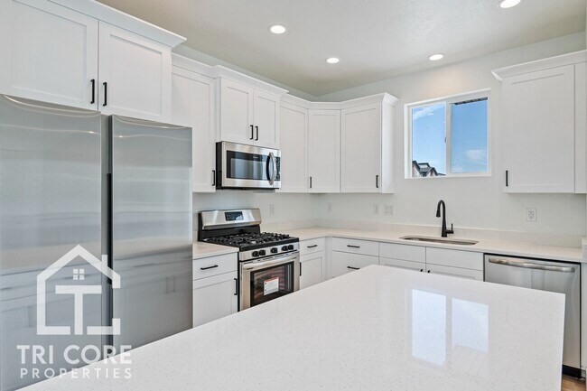 Building Photo - ?? 1 MONTH FREE + FREE PET RENT | Spacious 2BR Townhome w/ 2-Car Garage + Smart Home Features